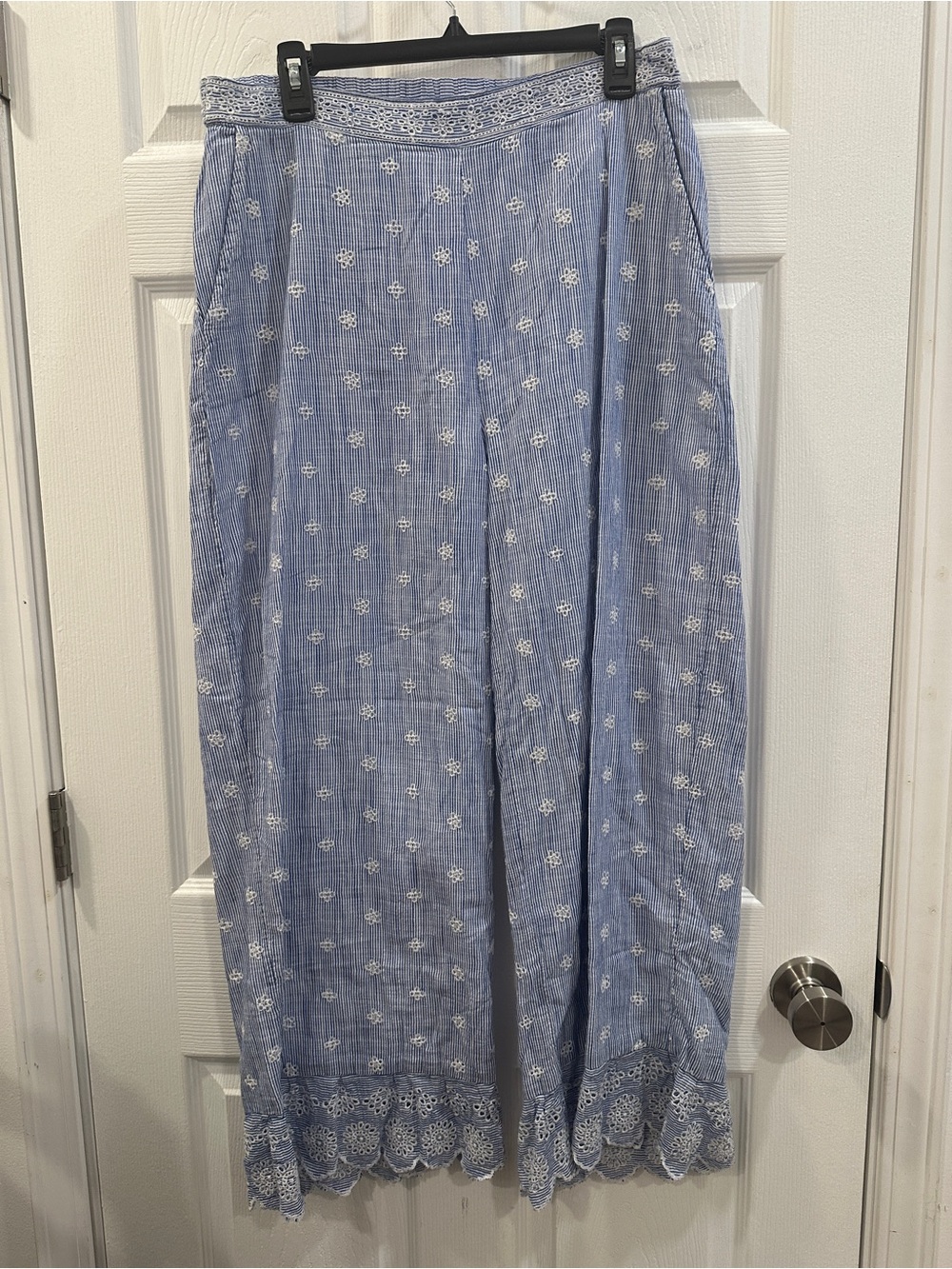 Tantrums embroidered scalloped hem striped pants size L GUC